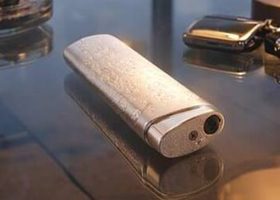 gaslighter med Good Luck-symbol i tasken
